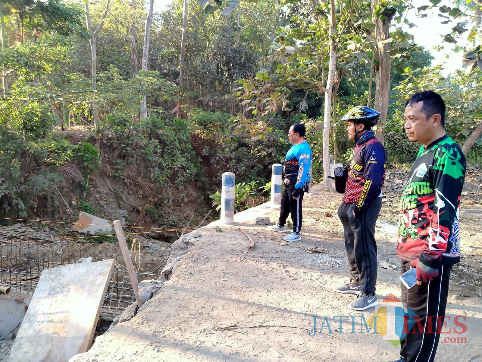 Bupati Rijanto saat sidak jembatan di Karangbendo. Nampak bupati ditemani Kabag Umum Setda Agus Zaenal dan Kepala Dinas Kominfo Eko Susanto