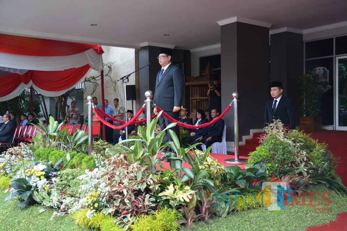 Bupati Tulungagung, Maryoto Birowo saat menjadi inspektur upacara di Hari Pahlawan (foto : Joko Pramono/Jatim Times)