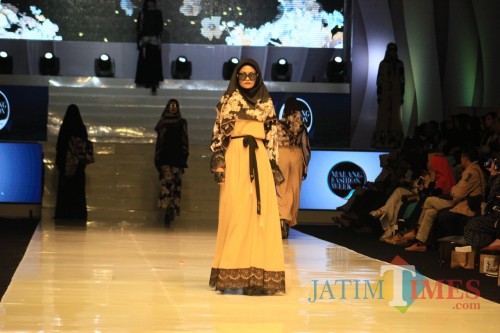 Karya busana Ivan Gunawan jadi penutup malam Malang Fashion Week 2019, Minggu (10/11) (Yogi Iqbal/MalangTIMES)