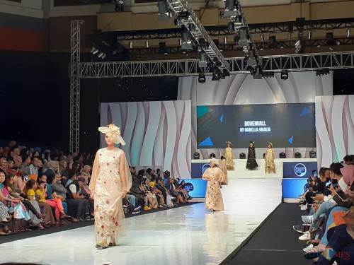 Peragaan busana di malam terakhir Malang Fashion Week, Minggu (10/11) (Arifina Cahyanti Firdausi/MalangTIMES)