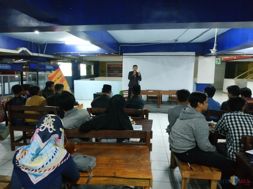 Diyaul Hakki atau Deky saat membuka isi dari buletin (Hendra Saputra)