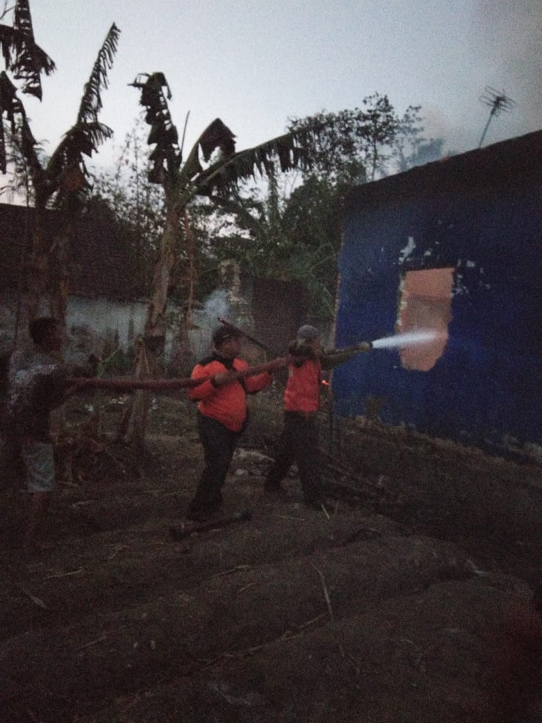 Tim berusaha menjinakkan si jago merah yang melahap rumah warga Turen (PMI)