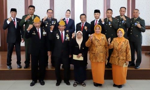 Wali Kota Batu Dewanti Rumpoko, Forkopimda, bersama veteran dan janda berfoto bersama di Balai Kota Among Tani, Minggu (10/11/2019).