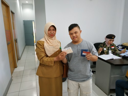 Salah satu penerima ASPD (kanan) bersama Laily Qodariyah, Kepala Seksi Rehabilitasi dan Pelayanan Sosial Lanjut Usia dan Penyandang Disabilitas Dinsos Kota Malang (Hendra Saputra)