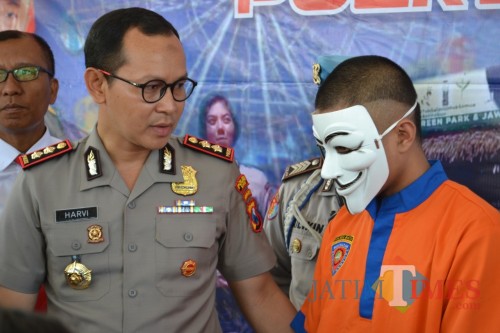 Kapolres Batu, AKBP Harviadhi Agung Prathama saat mengobrol dengan tersangka YR di Mapolres Batu, Senin (11/11/2019).