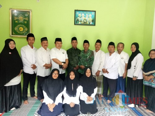 Ketua DPC PKB Kota Blitar, Yasin Hermanto (4 dari kiri) bersama Kiai dan Kader-kader NU
