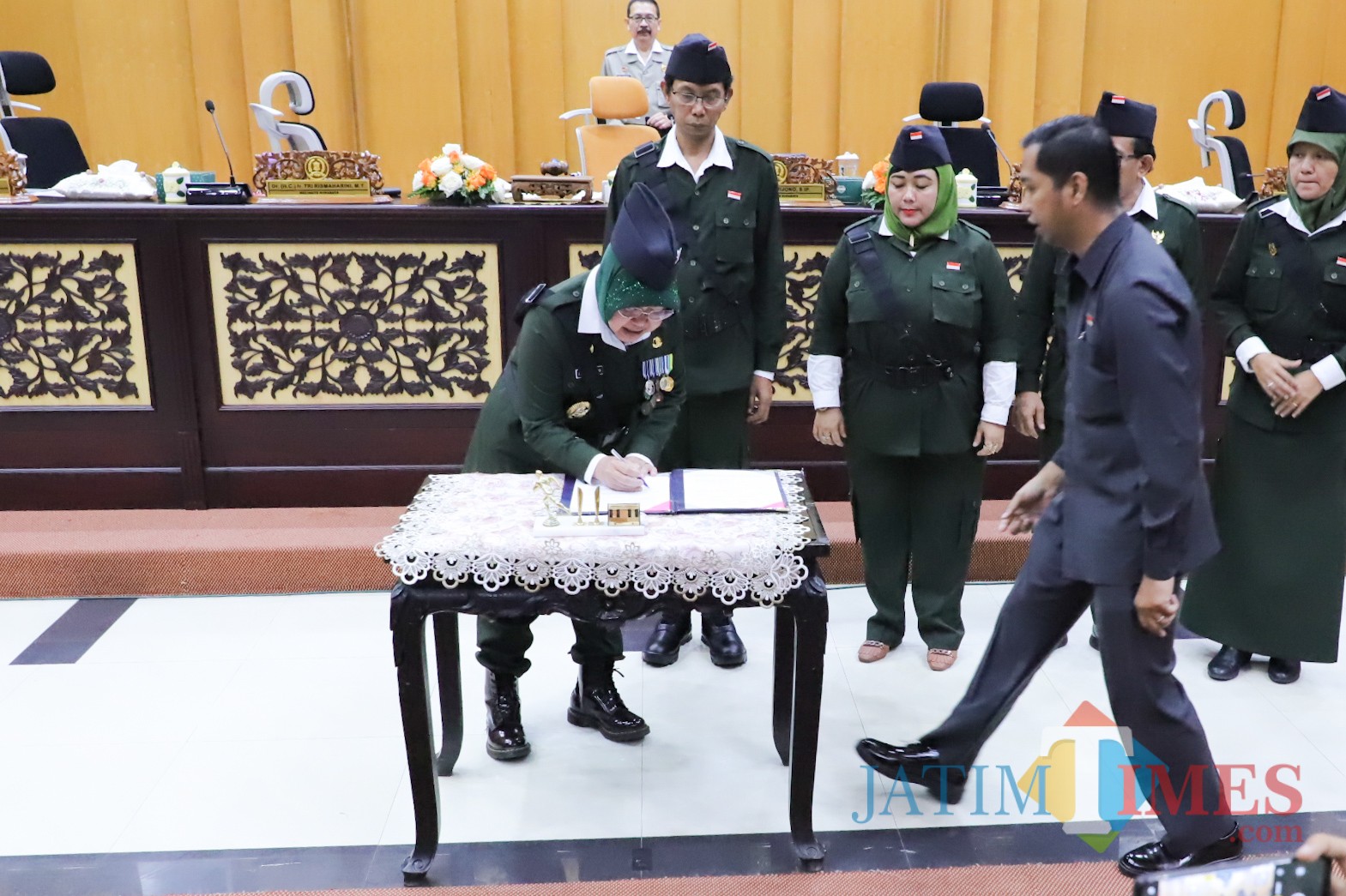 Wali Kota Surabaya Tri Rismaharini ketika rapat paripurna