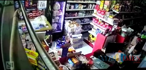 Aksi pelaku pencurian saat terekam CCTV (Foto : Polsek Singosari for MalangTIMES)