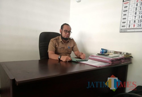 Ari Purnomo Kabag Kesra Pemkab Kediri saat memberikan keterangan. (eko Arif s /JatimTimes)