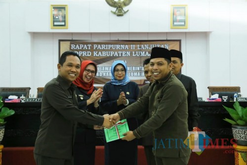 Bupati Lumajang menyerahkan naskah jawaban pemerintah kepada Ketua DPRD Lumajang (Foto : Moch. R. Abdul Fatah / Jatim TIMES)