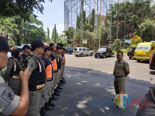 Kepala Seksi Rehabilitasi Sosial dan Pelayanan Sosial Bagi Penyandang Tuna Sosial yang sekaligus menjabat Plt Kabid Rehabilitasi Sosial Dinsos Kota Malang, Heri Wiyono saat melakukan apel pembuka sebelum razia (Hendra Saputra)