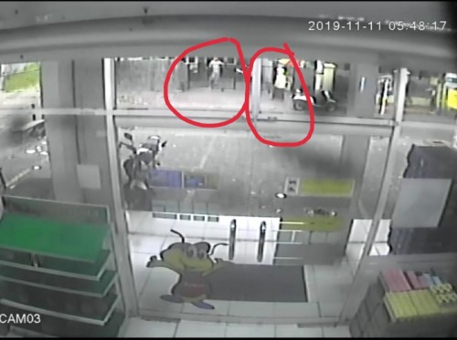 Potongan gambar CCTV yang menampakkan pelaku saat mulai masuk kedalam cafe (ist)