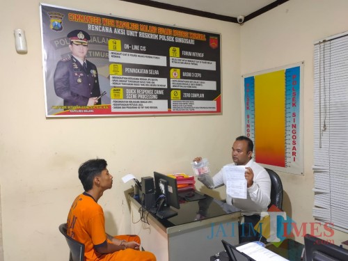 Tersangka Rendi Dwi Tamrinda beserta barang bukti pencurian saat dimintai keterangan oleh polisi (Foto : Polsek Singosari for MalangTIMES)