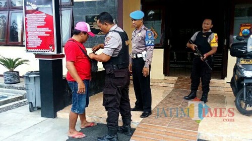 Anggota Polsek Semboro saat memeriksa warga yang akan mendapatkan layanan di Mapolsek (Foto: Gito / JatimTIMES)