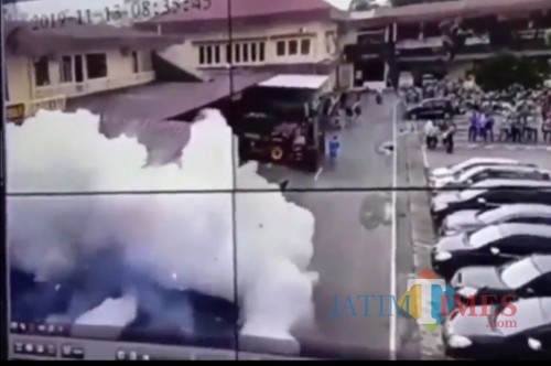Layar tangkap dari video bom bunuh diri di Polrestabes Medan, Rabu (13/11) pagi (Ist)