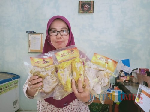 Nanik menunjukkan produk daging unggas bumbu ungkep.(Foto : Aunur Rofiq/BlitarTIMES)