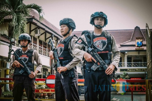 Penjagaan di Mapolres Lumajang diperketat (Foto : Moch. R. Abdul Fatah / Jatim TIMES)