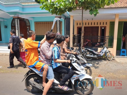 Salah satu pelaku yang berhasil diamankan pihak kepolisian (Foto : Moch. R. Abdul Fatah / Jatim TIMES)