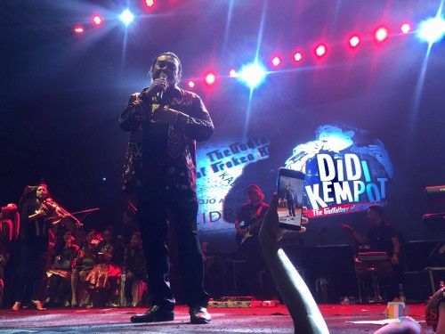 Didi Kempot saat menyanyikan lagi di Gebyar Musik & Seni 2019 di Stadion Brantas, Selasa (12/11/2019). (Foto: Irsya Richa/MalangTIMES)