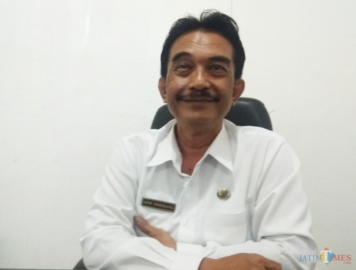Kabag Humas Pemkot Kediri Apip Permana saat ditemui di ruang kerjanya. (eko Arif s /JatimTimes)