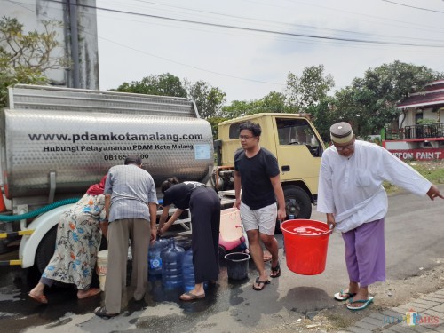 Suasana saat warga RW 09 Perumahan Joyogrand tengah memasok air dari tangki PDAM Kota Malang, Kamis (14/11) (Arifina Cahyanti Firdausi/MalangTIMES)