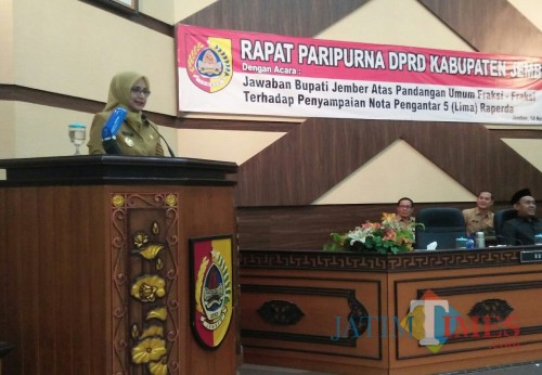 Bupati Jember dr Hj Faida MMR saat menyampaikan tanggapan pandangan fraksi-fraksi DPRD Jember. (foto : Setiawan / Jatim TIMES)