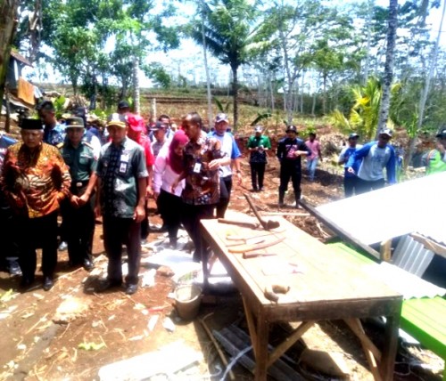 Bupati Malang Sanusi (kiri berkopiah hitam) bersama rombongan saat meninjau lokasi bencana di Desa Sumberejo, Gedangan, Kamis (14/11) (Ist)
