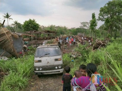 Hujan deras dan angin kencang menghantam Desa Jatiguwi, Sumberpucung, yang menyebabkan kerusakan belasan rumah dan bangunan lainnya. (PMI for MalangTimes)