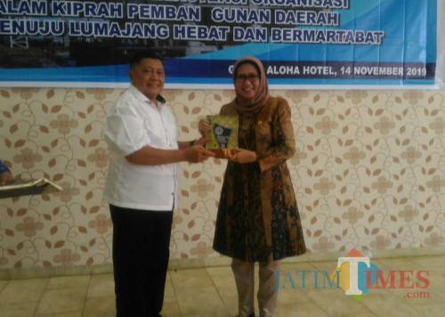 Ketua Gapensi Lumajang H. Hasan Nawawi menyerahkan cindermata kepada Wabup Lumajang (Foto : Moch. R. Abdul Fatah / Jatim TIMES)