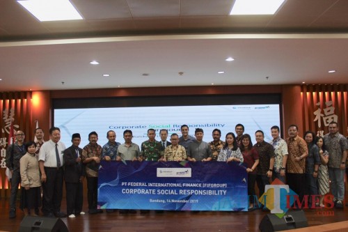 Manajemen FIFGROUP dengan 5 Lembaga dan Pemda Bandung dalam acara Corporate Social Responsibility Rapat Pimpinan FIFGROUP 2020.