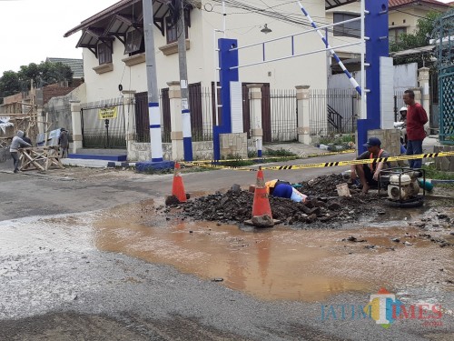 Petugas PDAM Kota Malang saat tengah melakukan perbaikan pipa bocor di kawasa Perumahan Joyogrand, Kamis (14/10) (Arifina Cahyanti Firdausi/MalangTIMES)