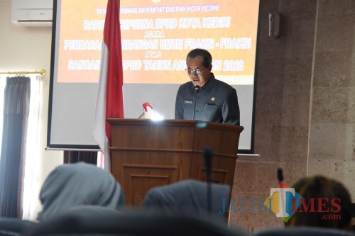 Sekda Kota Kediri Budwi Sunu menyampaikan jawaban atas pandangan umum fraksi-fraksi DPRD Kota Kediri. (eko Arif s /JatimTimes)