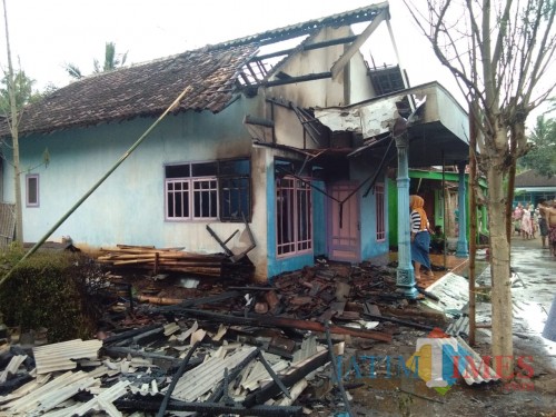 Selain kios yang ludes terbakar, api juga menjalar ke rumah milik Ny. Liana (Foto : Moch. R. Abdul Fatah / Jatim TIMES)