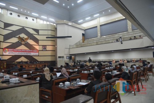 Suasana paripurna DPRD Jember saat penyampaian pandangan fraksi-fraksi terhadap lima Raperda (Foto: Ali Makrus / JatimTIMES)