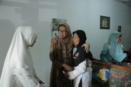 Wabup dan istri Bupati Lumajang membujuk warga penderita kanker untuk mau berobat (Foto : Moch. R. Abdul Fatah / Jatim TIMES)