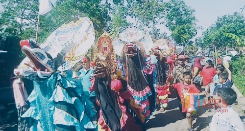 Barongan yang menyanbut Bupati Malang saat baru saja tiba di Balai Desa Ngenep. (Anggara Sudiongko/MalangTIMES)