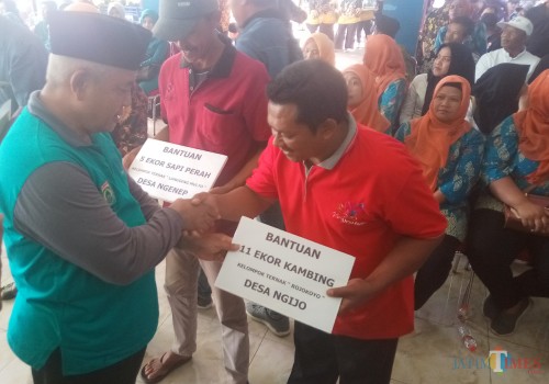 Bupati Malang HM Sanusi saat memberikan bantuan kepada kelompok peternak Desa Ngenep. (Anggara Sudiongko/MalangTIMES)
