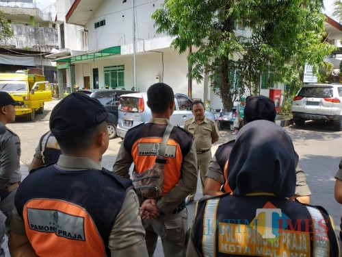 Petugas Satpol PP saat diberi pengarahan oleh Dinsos Kota Malang sebelum melakukan razia PKMS (Hendra Saputra)