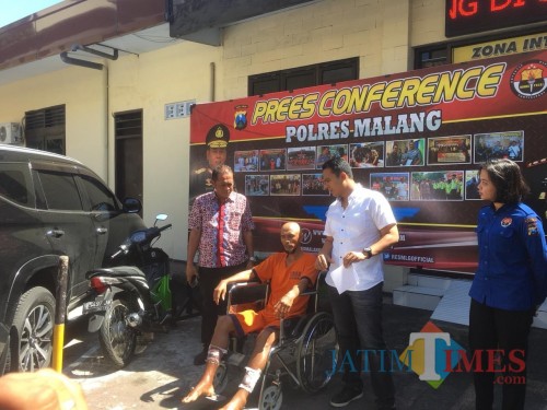 Tersangka LM (dua dari kiri) saat sesi rilis di halaman Satreskrim Polres Malang terkait kasus pencurian (Foto : Ashaq Lupito / MalangTIMES)