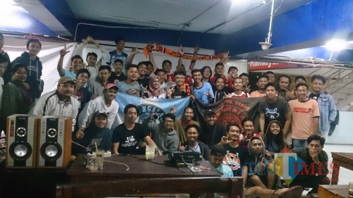 Suporter LA Ngalam dan Jak Ngalam bersatu saat nonton bareng di Coffee Times Jumat 15/11/2019 (foto by Roni Rusdian F CoffeeTimes)