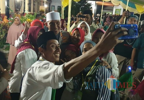 Kapolres yang cukup viral ini selalu menjadi sasaran warga untuk selfie (Foto : Moch. R. Abdul Fatah / Jatim TIMES)