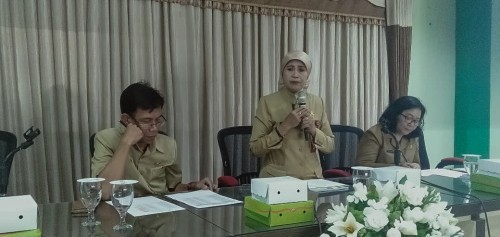 Kepala Dinas Pendidikan Kota Malang, Dra Zubaidah MM (memegang mic). (Foto: Humas)