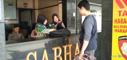 Tas salah satu pencari SKCK di Polres Tulungagung diperiksa oleh penjaga (foto: Joko Pramono/ JatimTIMES)