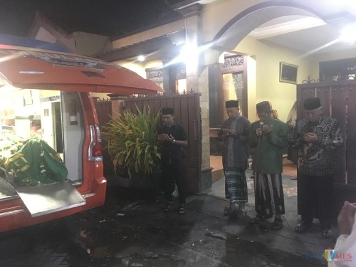 Suasana rumah duka saat Bupati Malang HM Sanusi (paling kanan) mendoakan almarhum sebelum dibawa ke Sampang, Madura untuk dimakamkan (Foto: Ashaq Lupito / MalangTIMES)