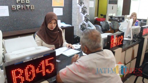 Petugas BP2D yang tengah melayani WP saat membayar PBB (Anggara Sudiongko/ MalangTIMES)