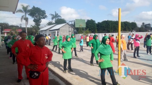 Senam Tera Bersama Tiga Pilar di Kecamatan Garum