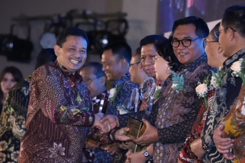 Wakil Wali Kota Malang, Sofyan Edi Jarwoko saat menerima penghargaan Kihajar 2019 kategori Madya (berkacamata). (Foto: Humas)