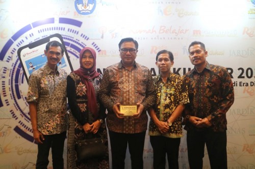 Wakil Wali Kota Malang Sofyan Edi Jarwoko (tengah berkacamata) saat menerima Anugerah Ki Hajar tahun 2019 dari Kemendikbud RI (Foto: Humas Pemkot Malang)