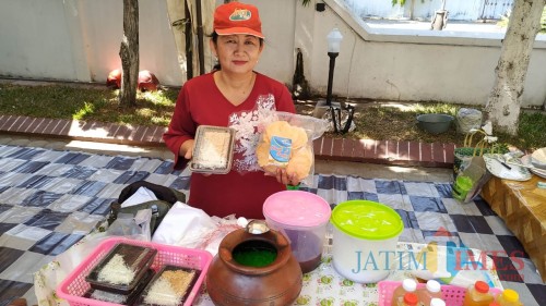 Yoeni Tri Susanti pembuat kue Brownies dari bahan ikan Patin. (eko Arif s /JatimTimes)