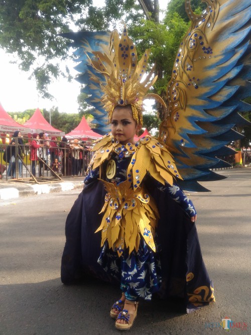 Salah satu perserta cilik dalam Batik Lumajang On The Street (Foto : Moch. R. Abdul Fatah / Jatim TIMES)